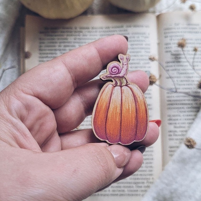 Badge " A snail on a pumpkin", Wood