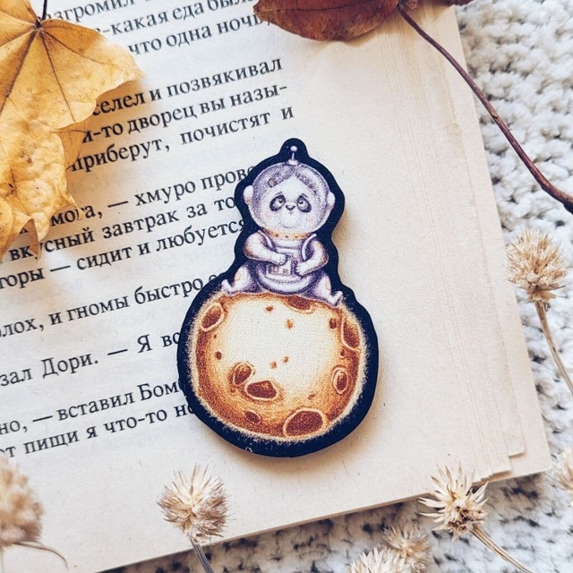 Badge "Panda on the Moon", Wood