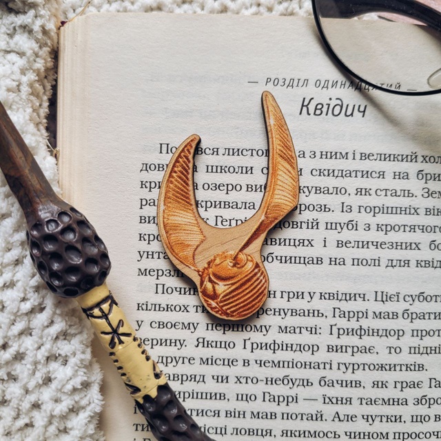 Badge "Golden snitch", Wood