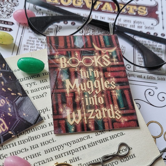 Magnetic bookmark "Book turn muggles into wizards"
