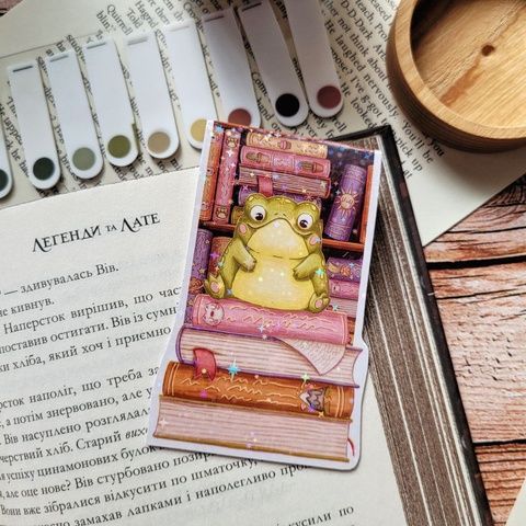 Holografic magnetic bookmark "Frog on books"