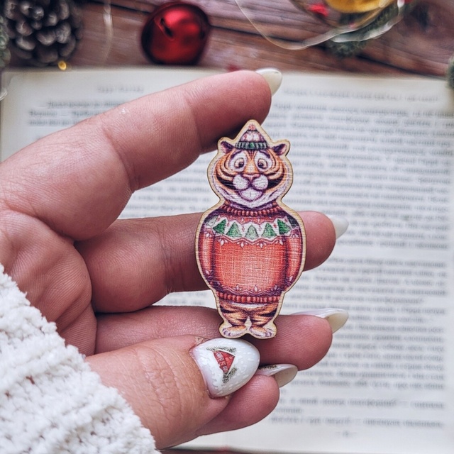 Badge " Tiger in a sweater", Wood