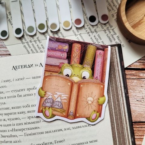 Магнітна закладинка "Жабенятко з книгою"