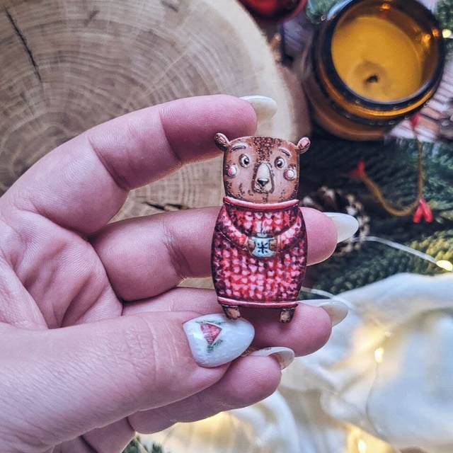 Badge " Bear in a red sweater", Wood