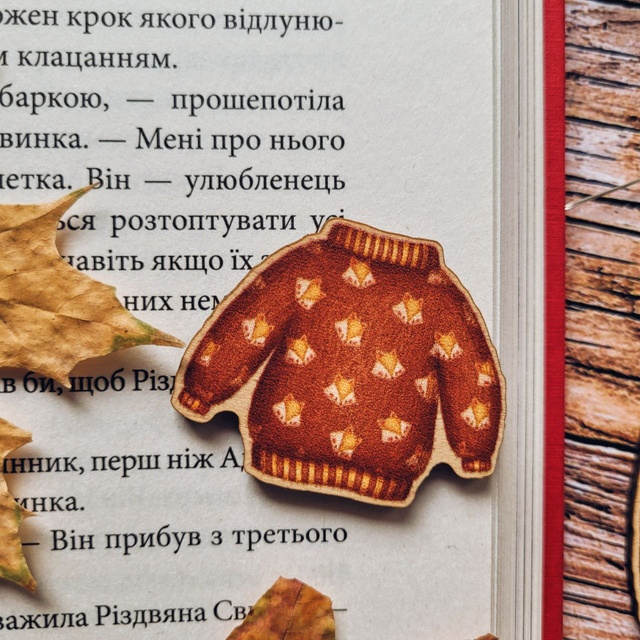 Badge "Sweater with foxes", Wood