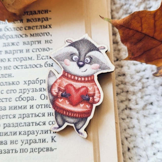 Badge "A raccoon with a heart", Wood